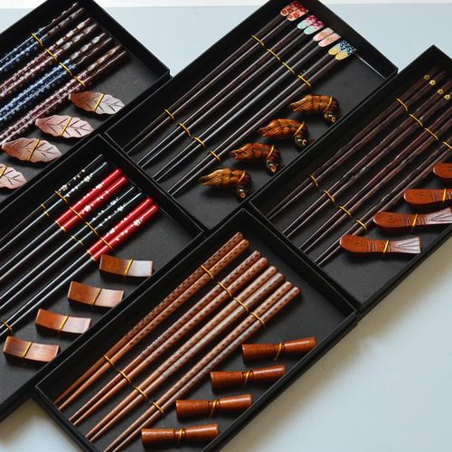 New arrivals in stock Japanese wooden chopsticks gift box set 4 pairs of chopsticks chopstick holder combination gift set A golden flower gift box