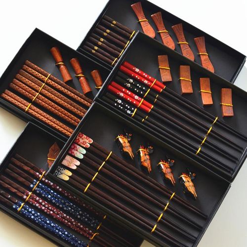 New arrivals in stock Japanese wooden chopsticks gift box set 4 pairs of chopsticks chopstick holder combination gift set A golden flower gift box