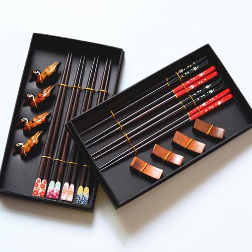 New arrivals in stock Japanese wooden chopsticks gift box set 4 pairs of chopsticks chopstick holder combination gift set A golden flower gift box