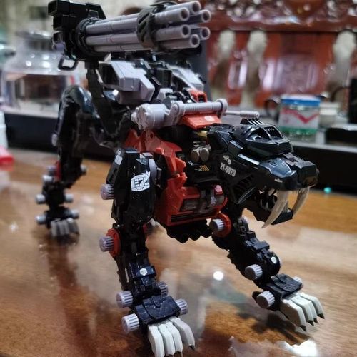 BT Building Kits ZOIDS EZ-016 Black Gatlin Saber Tiger Schwalz Ver. 1:72 Scale Full Action Plastic Kit Assemble Model Best