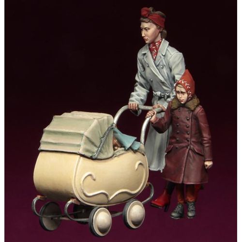 1/35 Resin Figures Model Kit-C195 Refugees With Baby Carriage Unassembled unpainted